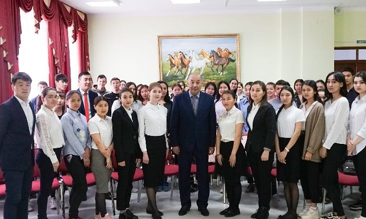 Ғайса Хамидоллаұлы Қапақовпен кездесу Ғайса Хамидоллаұлы Қапақовпен кездесу