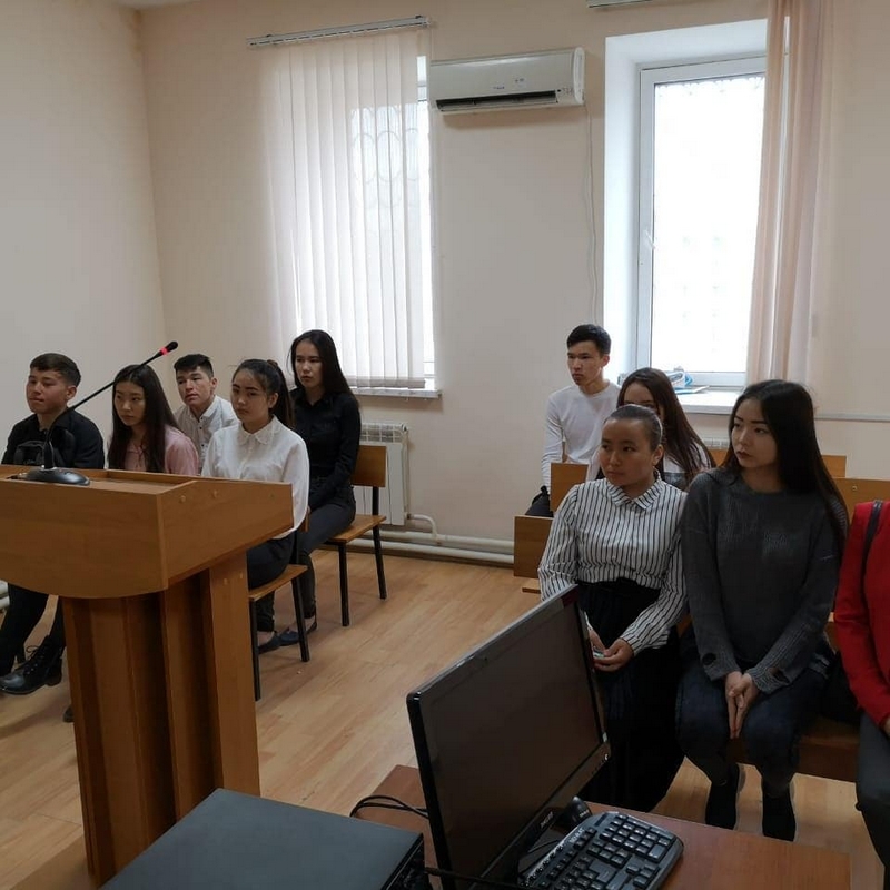 Орал қалалық сотынын кеңсе меңгерушісі Кайсарова С. Е кездесу Орал қалалық сотынын кеңсе меңгерушісі Кайсарова С. Е кездесу